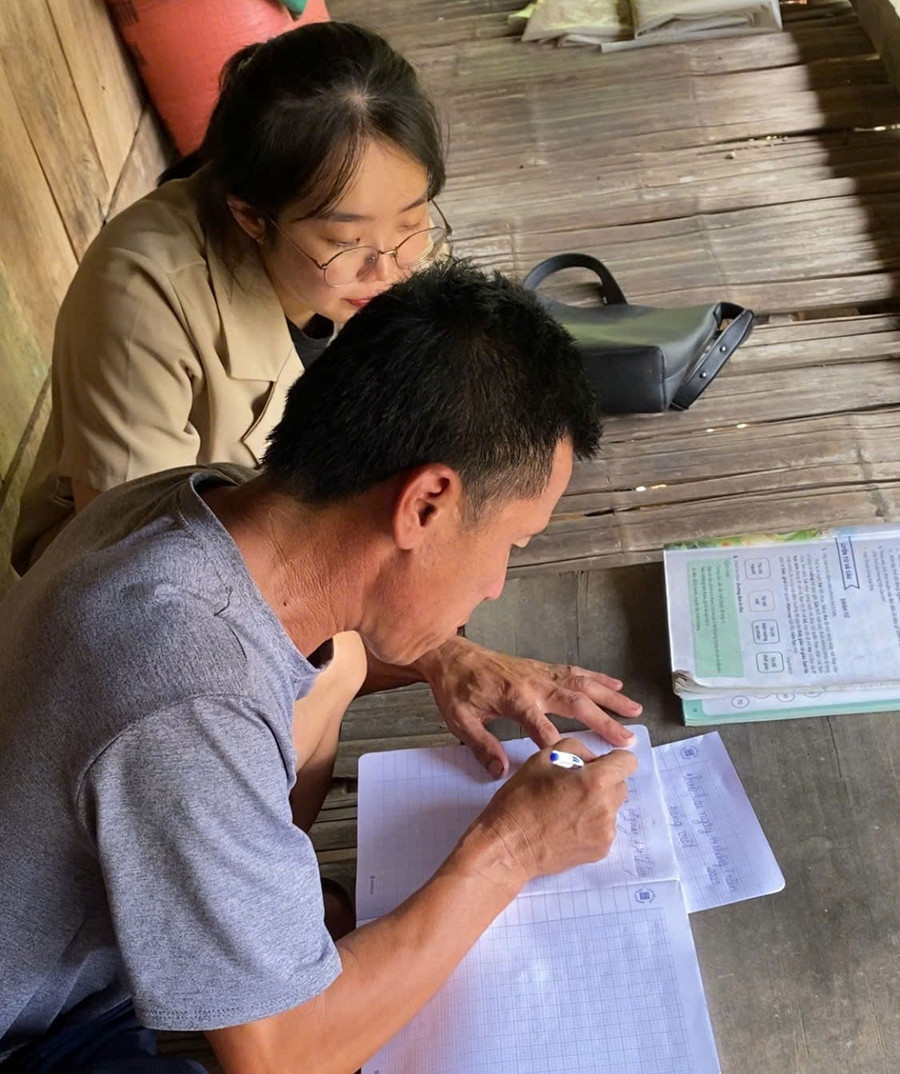 Cô giáo đến tận nhà vận động, hướng dẫn người dân học chữ. xoa-mu-chu-huy-giap-5.jpg