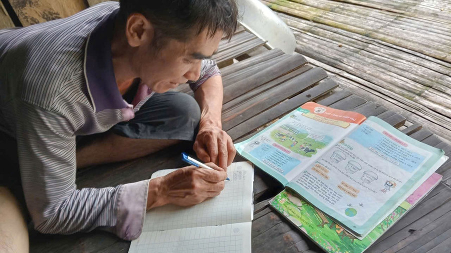 Sau giờ lên lớp, về nhà, các học viên lại chăm chỉ luyện bài dưới sự hướng dẫn của thầy cô. xoa-mu-chu-huy-giap-4.jpg