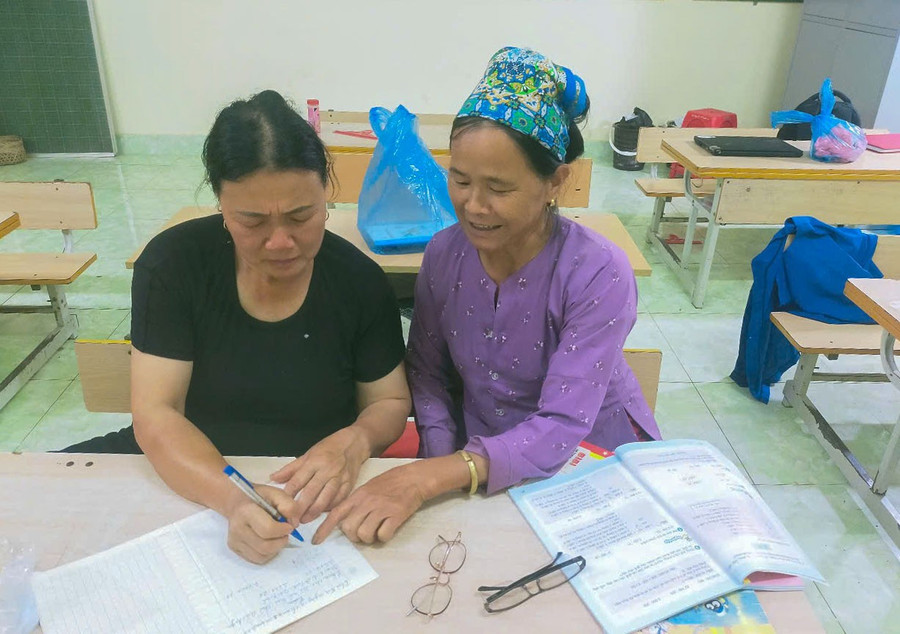 Các học viên giúp nhau luyện chữ. xoa-mu-chu-huy-giap-6.jpg