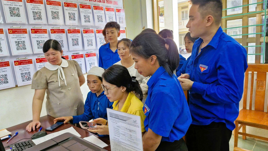 Người dân xã Thanh Long (Cao Bằng) được hỗ trợ thông tin nhằm nâng cao nhận thức, vươn lên thoát nghèo.