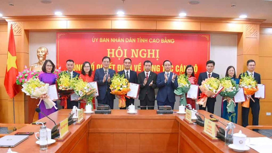 Ông Nguyễn Xuân Hiến (ngoài cùng bên phải) được bổ nhiệm giữ chức vụ Phó Giám đốc Sở Giáo dục và Đào tạo tỉnh Cao Bằng. Ảnh: BCB tan-pgd-so-giao-duc-cao-bang.jpg