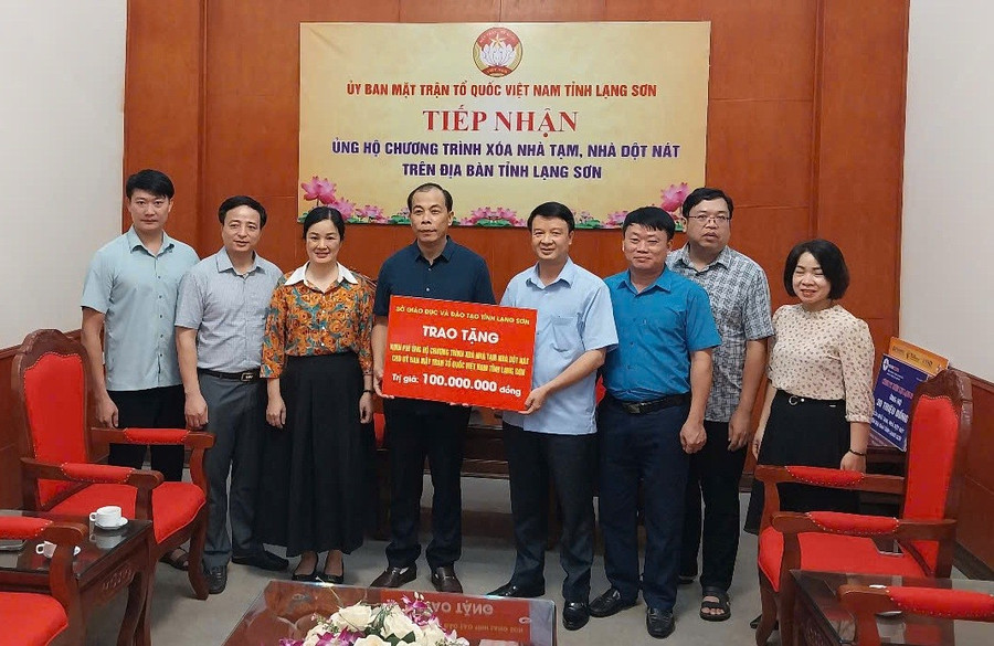 Sở GD&ĐT Lạng Sơn trao tặng ủng hộ chương trình xóa nhà tạm, nhà dột nát trên địa bàn tỉnh.