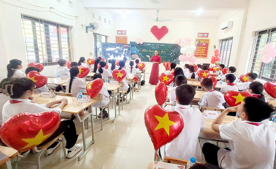 Học sinh lớp 6 được xem phim tư liệu lịch sử để hiểu hơn về ý nghĩa dịp kỷ niệm 80 năm Quốc khánh 2/9. 1d1a86ddf99d72c32b8c.jpg