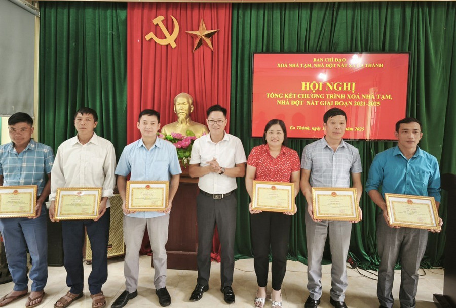 Lãnh đạo xã Ca Thành (Cao Bằng) trao giấy khen cho cá nhân có thành tích xuất sắc trong thực hiện Chương trình xóa nhà tạm, nhà dột nát. (Ảnh: K.T) ca-thanh-xoa-nha-tam.jpg