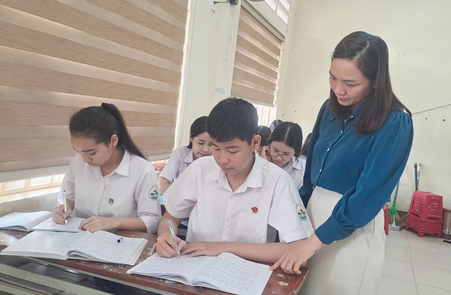 Cô giáo chủ nhiệm lớp và các bạn luôn đồng hành, động viên Đức Anh. a756adff51aee4f0bdbf.jpg