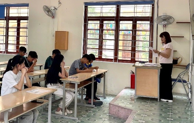 Thí sinh tại điểm thi Trường THPT Hoàng Văn Thụ (TP Lạng Sơn) nghe phổ biến quy chế thi. ls1.jpg