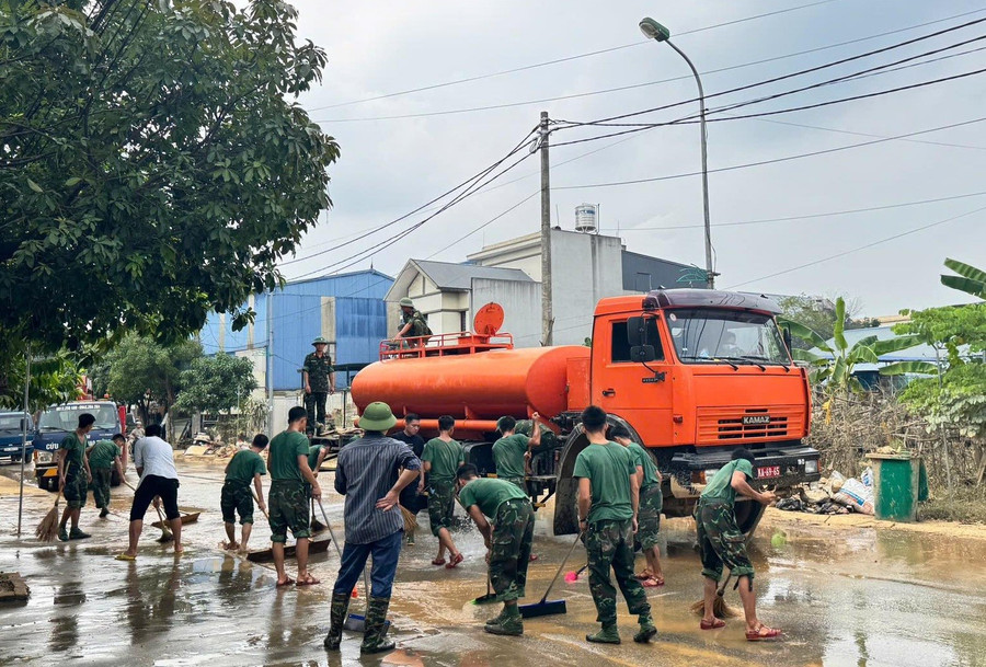 Khu vực lối vào cổng Trường Tiểu học và Trung học cơ sở 915 Gia Sàng dày đặc bùn đất đã được các chiến sĩ dọn dẹp, làm sạch. 915gs-2.jpg