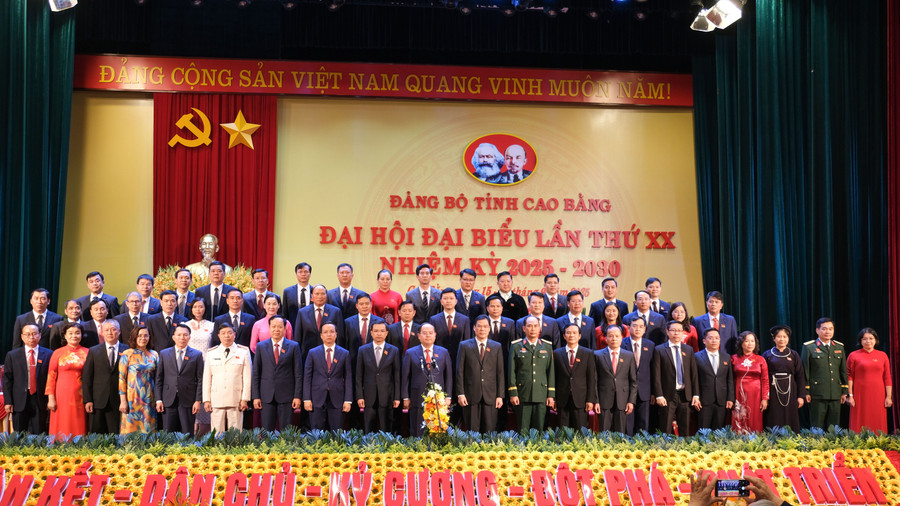 Ban Chấp hành Đảng bộ tỉnh Cao Bằng khóa XX, nhiệm kỳ 2025 - 2030 ra mắt tại Đại hội.