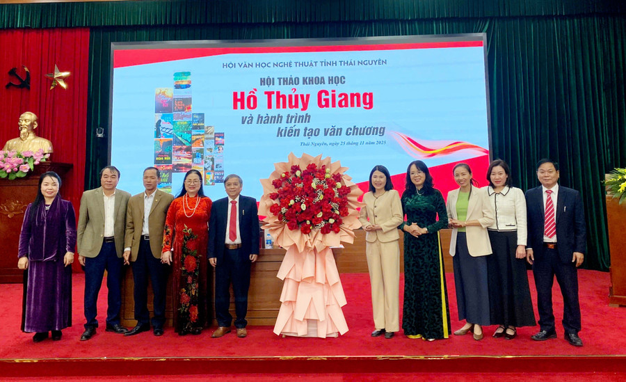 Ban tổ chức và đại biểu tặng hoa chúc mừng nhà văn Hồ Thủy Giang.