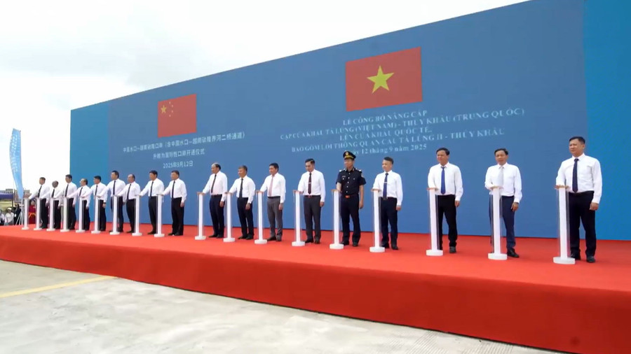Các đại biểu thực hiện nghi thức chính thức công nhận cửa khẩu quốc tế Tà Lùng - Thủy Khẩu. (Ảnh: CBH)