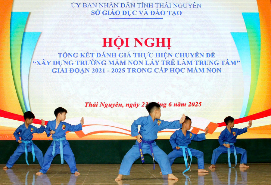 Một màn biểu diễn võ cổ truyền của các bé mầm non tại chương trình. de740e21fe15494b1004.jpg