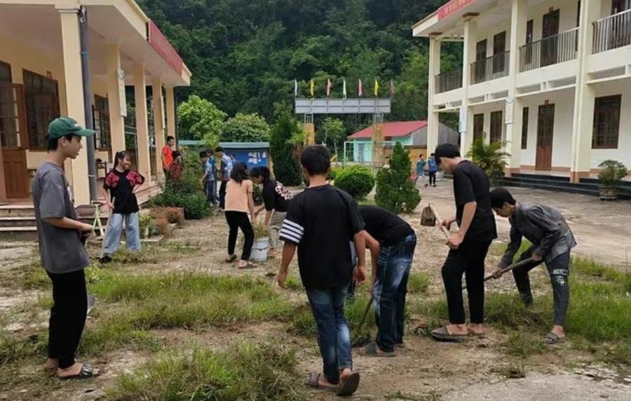 Học sinh Trường Phổ thông dân tộc bán trú TH&THCS Liên Hội (Lạng Sơn) dọn dẹp vệ sinh khuôn viên trường lớp. lien-hoi.jpg
