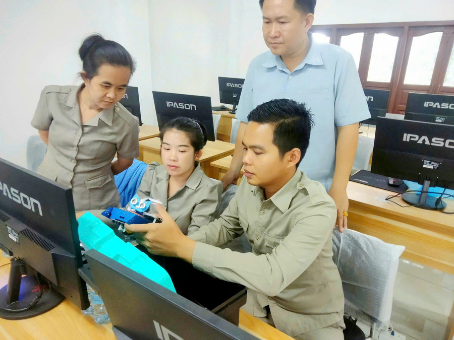 Cán bộ giáo viên tỉnh Savannakhet (Lào) hào hứng với những nội dung được tập huấn. 154f4054098783d9da96.jpg
