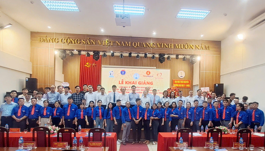 Học viên chụp ảnh lưu niệm cùng các đại biểu, cán bộ giảng viên. 4.jpg