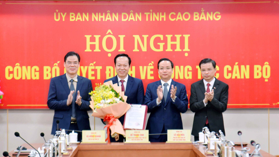 Thừa ủy quyền của Thủ tướng Chính phủ, lãnh đạo tỉnh Cao Bằng trao quyết định và tặng hoa chúc mừng tân Phó Chủ tịch UBND tỉnh Vũ Đình Quang. Ảnh: BCB