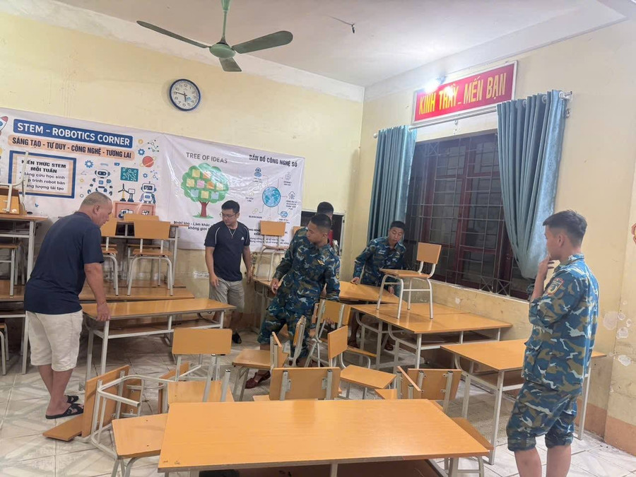 Các chiến sĩ bộ đội, phụ huynh học sinh đến hỗ trợ kê dọn phòng lớp học Trường THCS Thất Khê. thcs-that-khe.jpg