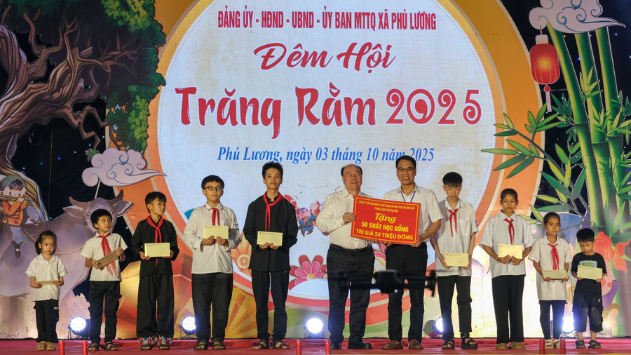 Trao học bổng cho học sinh có hoàn cảnh khó khăn vươn lên học giỏi tại xã Phú Lương (Thái Nguyên).