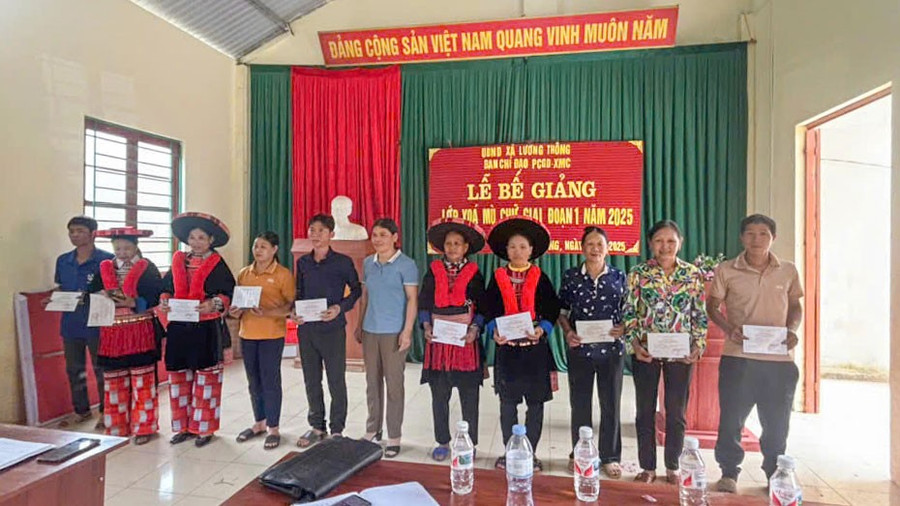 Các học viên tại Lễ bế giảng lớp học xóa mù chữ. be-giang-lop-xoa-mu-chu.jpg