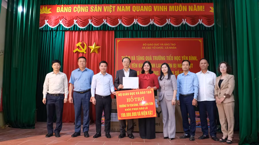 Đoàn công tác Bộ GD&ĐT trao tặng quà hỗ trợ Trường Tiểu học Yên Bình, tỉnh Lạng Sơn khắc phục hậu quả bão lũ.