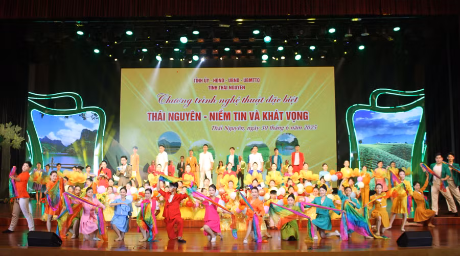 Chương trình nghệ thuật chào mừng hợp nhất Thái Nguyên - Bắc Kạn với chủ đề “Thái Nguyên - Niềm tin và khát vọng”. 