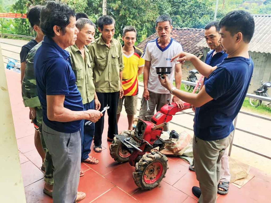 Các học viên tham gia lớp đào tạo nghề sửa chữa máy nông nghiệp do Trung tâm Giáo dục nghề nghiệp - Giáo dục thường xuyên tổ chức. Ảnh: Hoài An giam-ngheo-cao-bang-2.jpg