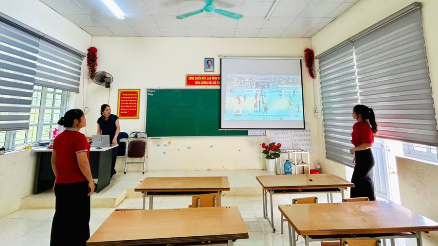 Trường Tiểu học Lê Chung chuẩn bị máy chiếu chương trình trực tuyến của Bộ GD&ĐT. tieu-hoc-le-chung.jpg