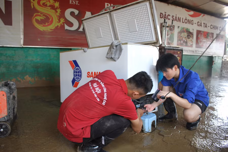 Sinh viên Trường Cao đẳng Công nghệ cao Hà Nội sửa chữa đồ đạc giúp người dân Thái Nguyên.