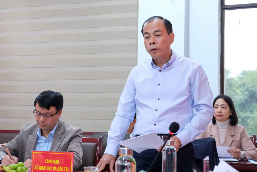 Ông Hoàng Quốc Tuấn, Giám đốc Sở GD&ĐT Lạng Sơn báo cáo về công tác năm học, tình hình khắc phục hậu quả bão lũ. 3.jpg