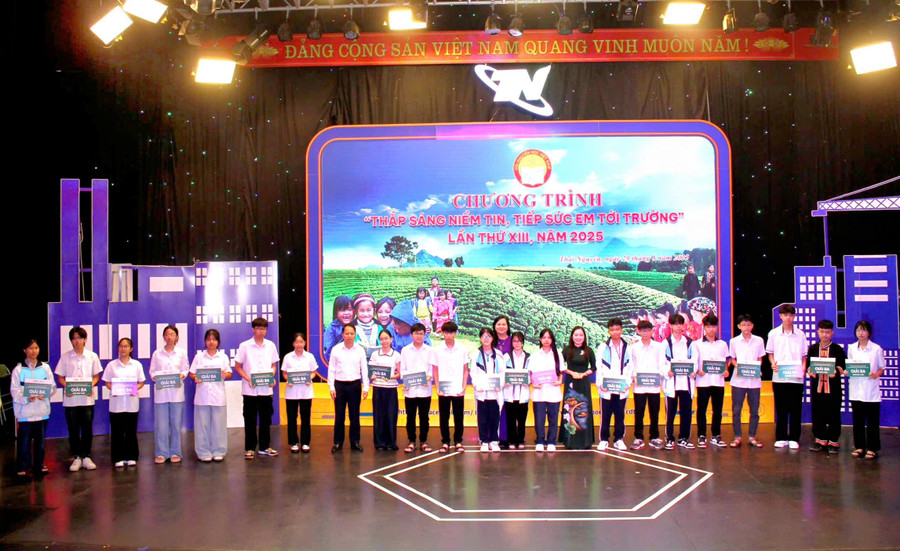 Học sinh đoạt giải trong kỳ thi học sinh giỏi môn Tiếng Anh cấp tỉnh được trao thưởng. d10995b7b0d03b8e62c1.jpg
