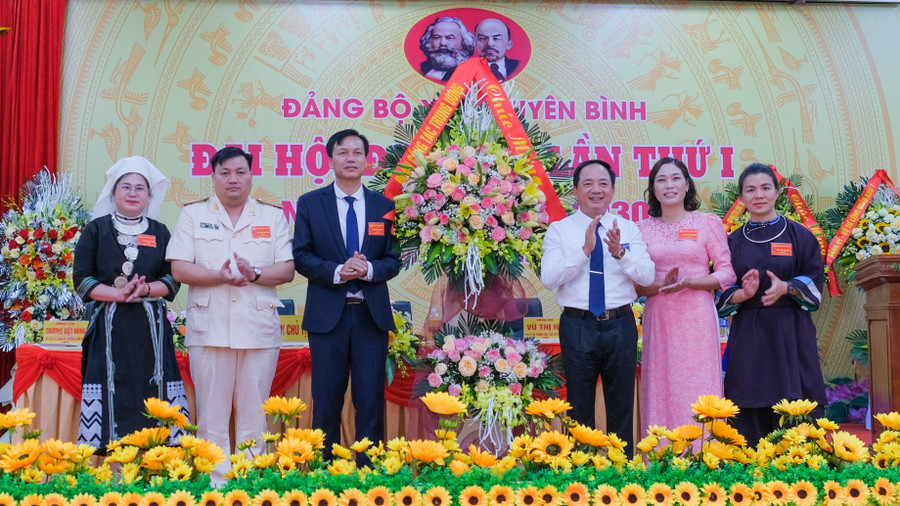 Đại tướng Trịnh Văn Quyết, Bí thư Trung ương Đảng, Ủy viên Thường vụ Quân ủy Trung ương, Chủ nhiệm Tổng cục Chính trị Quân đội nhân dân Việt Nam, chúc mừng Đại hội.