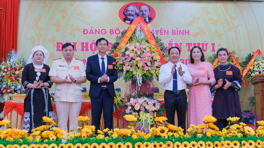 Đại tướng Trịnh Văn Quyết, Bí thư Trung ương Đảng, Ủy viên Thường vụ Quân ủy Trung ương, Chủ nhiệm Tổng cục Chính trị Quân đội nhân dân Việt Nam, chúc mừng Đại hội.