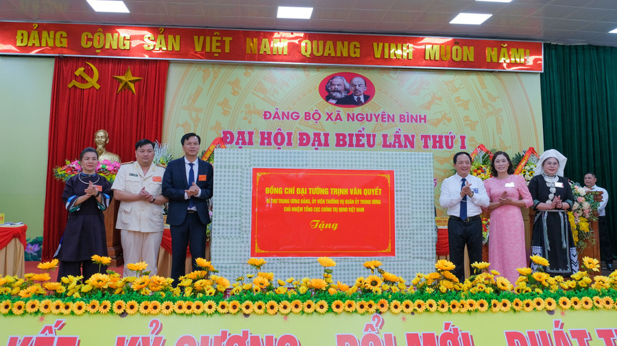 Đại tướng Trịnh Văn Quyết tặng quà Đảng bộ xã Nguyên Bình. dc-trinh-van-quyet-tang-qua.jpg
