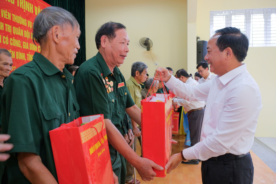 Đại tướng Trịnh Văn Quyết tặng quà người có công, gia đình chính sách. dc-trinh-van-quyet-tang-qua-nguoi-co-cong.jpg