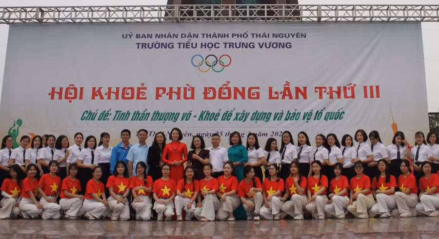 Các đại biểu chụp ảnh tại chương trình Hội khỏe Phù Đổng.