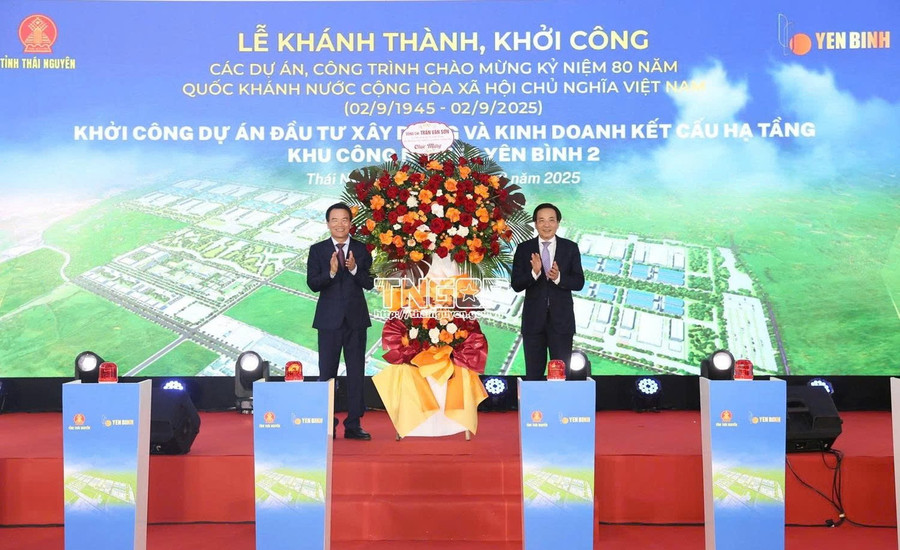 Ông Trần Văn Sơn, Bộ trưởng, Chủ nhiệm Văn phòng Chính phủ tặng hoa chúc mừng tại Lễ khởi công Dự án đầu tư xây dựng và kinh doanh kết cấu hạ tầng Khu công nghiệp Yên Bình 2. 1.jpg