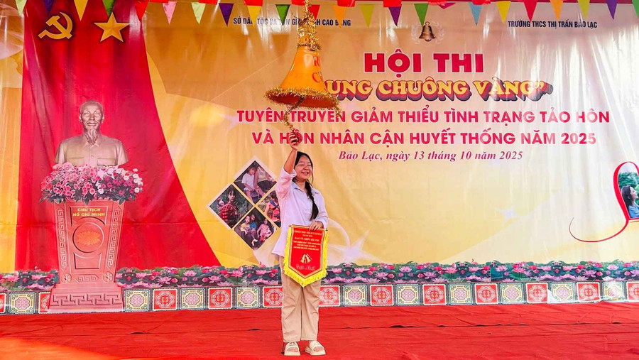 Em Hoàng Hạnh Trang rung chuông vàng tại Hội thi. rung-chuong-vang-cao-bang-4.jpg