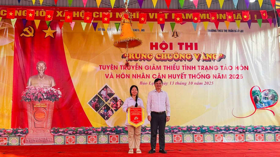 Giám đốc Sở Dân tộc và Tôn giáo tỉnh Cao Bằng Bế Đăng Khoa trao giải Nhất cho em Hoàng Hạnh Trang. rung-chuong-vang-cao-bang-3.jpg