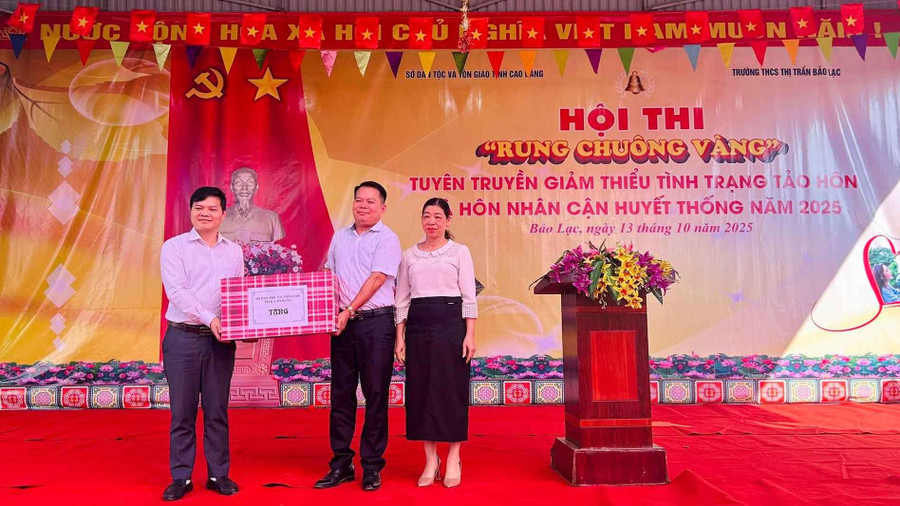 Ông Bế Đăng Khoa (bên trái), Tỉnh ủy viên, Giám đốc Sở Dân tộc và Tôn giáo tỉnh Cao Bằng tặng quà tại Hội thi Rung chuông vàng.