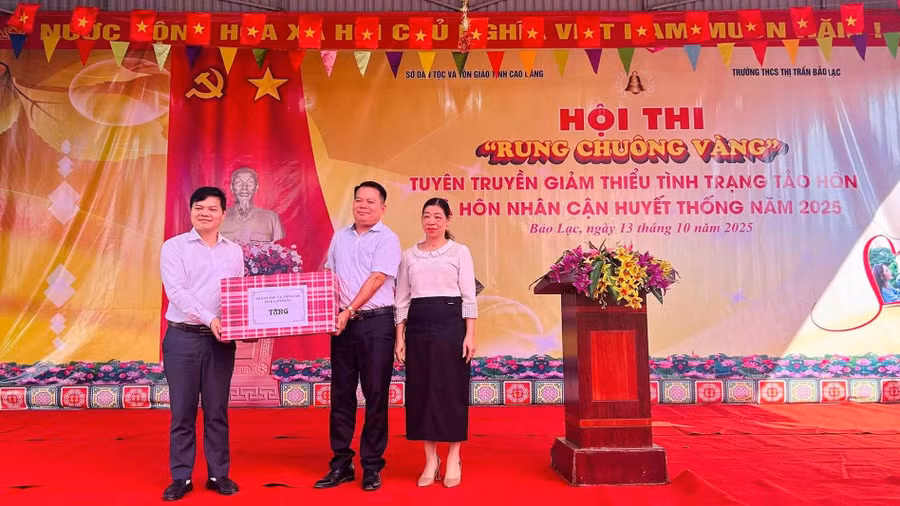 Ông Bế Đăng Khoa (bên trái), Tỉnh ủy viên, Giám đốc Sở Dân tộc và Tôn giáo tỉnh Cao Bằng tặng quà tại Hội thi Rung chuông vàng.