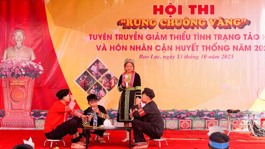 Hình thức tuyên truyền sân khấu hóa giúp học sinh dễ tiếp nhận thông điệp, thay đổi nhận thức. rung-chuong-vang-cao-bang-7.jpg