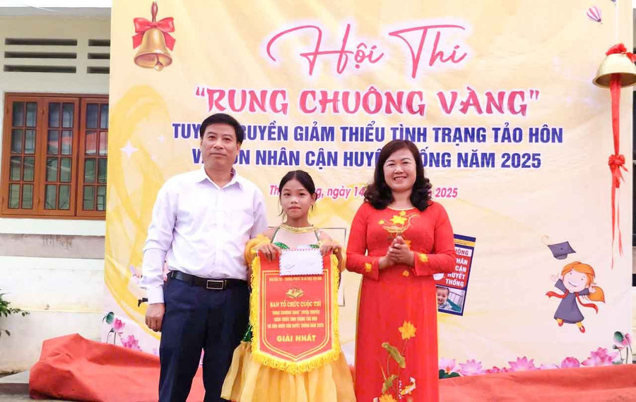 Lãnh đạo Sở Dân tộc và Tôn giáo tỉnh Cao Bằng, Trường Phổ thông dân tộc bán trú Tiểu học và THCS Yên Sơn trao giải Nhất cho em Vi Thị Minh. rung-chuong-vang-cao-bang-6.jpg