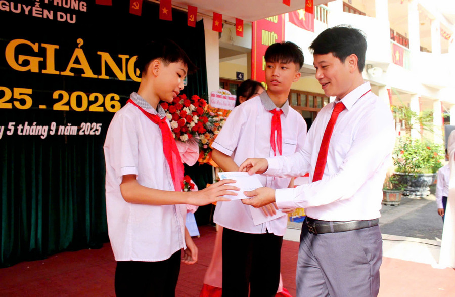 Trường THCS Nguyễn Du trao học bổng tiếp sức đến trường cho học sinh hoàn cảnh khó khăn, vươn lên trong học tập. kg3.jpg