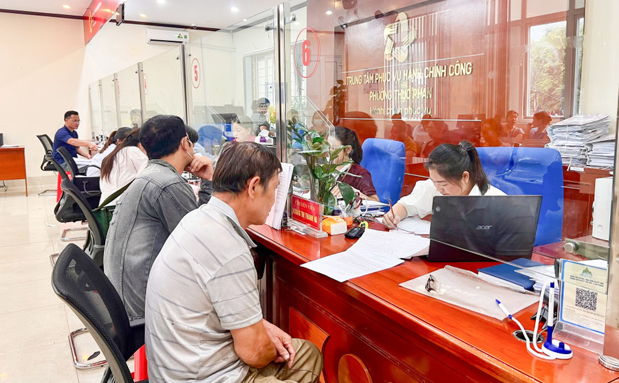 Người dân đến làm thủ tục nộp thuế tại Trung tâm Phục vụ hành chính công phường Thục Phán. (Ảnh: D.L) trung-tam-hanh-chinh-cong-thuc-phan.jpg