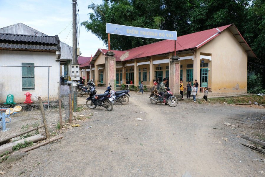 Điểm trường Bó Vài, Trường PTDTBT Tiểu học và THCS Thượng Hà, xã Cô Ba (Cao Bằng) còn nhiều khó khăn. diem-truong-bo-vai-co-ba.jpg