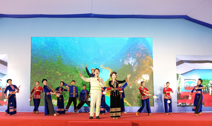 Các nghệ sĩ thể hiện ca khúc "Hùng thiêng non nước Cao Bằng" (do Bí thư Tỉnh ủy Cao Bằng Quản Minh Cường sáng tác) tại buổi lễ. khoi-cong-cao-toc-3.jpg