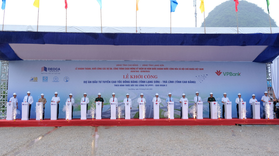 Các đại biểu thực hiện nghi thức khởi công Dự án cao tốc Đồng Đăng (Lạng Sơn) - Trà Lĩnh (Cao Bằng) giai đoạn 2.