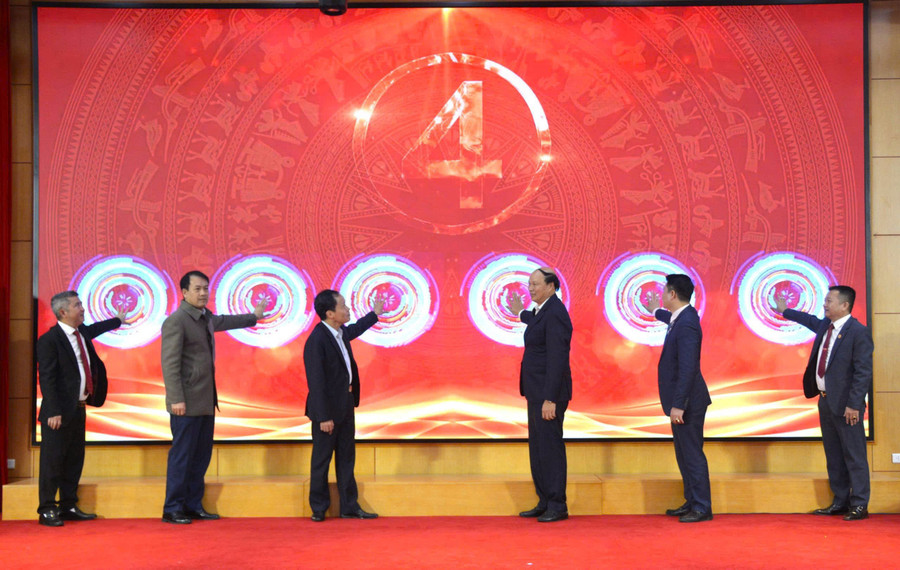 Các đại biểu thực hiện nghi thức vận hành phần mềm du lịch thông minh “Cao Bằng Tourism”.