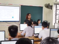 Giáo viên tại phường Trường Vinh, Nghệ An hỗ trợ học sinh đăng ký tuyển sinh trực tuyến. Ảnh: Hồ Lài
