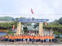 Cô trò Trường Phổ thông DTBT Tiểu học Lưu Kiền (Tương Dương, Nghệ An). Ảnh: NTCC