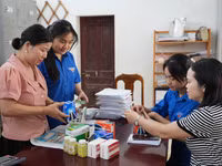 Nhân viên Trường THPT Anh Sơn 3 (Nhân Hòa, Nghệ An) kiêm nhiệm nhiều công việc. Ảnh: Hồ Lài